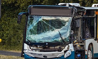 Die Front des Busses wurde eingedrückt. - Freitag TV