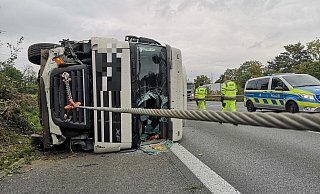 Der Lkw aus Polen wird derzeit abgeschleppt. - Ilja Regier