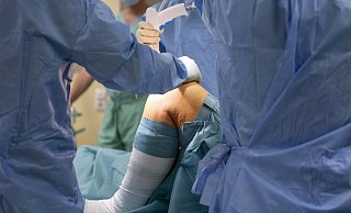 Für Operationen wie für den Einsatz eines künstlichen Kniegelenks müssen Patienten künftig längere Wege in Kauf nehmen. Das NRW-Gesundheitsministerium verspricht sich dadurch aber eine verbesserte Versorgung. - picture alliance