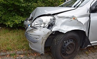 Der Toyota der 81-Jährigen kam von der Fahrbahn ab und fahr gegen einem Laternenpfahl. - Polizei Kreis Herford