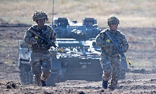 Das Bild zeigt Soldaten während einer Präsentation auf dem Truppenübungsplatz bei Augustdorf. - picture alliance/dpa