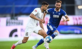 Visar Musliu (l.), der sich hier im Ingolstädter Trikot ein Duell gegen KSC-Spieler Fabian Schleusener liefert, ist ab sofort für den SC Paderborn im Einsatz. - picture alliance