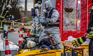 Beim Entladen wird plötzlich deutlich, dass die Ladung gefährlich ist. Der ABC-Zug ist im Einsatz. - Paul Brinkmann
