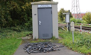 Am Bahnübergang "Zur Rauhen Horst" wurden Reste der entwendeten Kupferkabel aufgefunden. - Kreispolizeibhörde Minden-Lübbecke