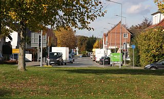Die Meller Straße in Bruchmühlen. Links ist Niedersachsen, die Häuser auf der rechten Seite stehen in Nordrhein-Westfalen. - Gregor Winkler