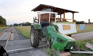 Der Traktor schleuderte nach der Kollision gegen ein Andreaskreuz. - Polizei