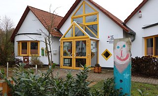 Das knapp 30 Jahre alte Gebäude der Kita Niedermehnen ist nach Angaben der AWO von Schimmel befallen. Eine Sanierung ist laut AWO nicht wirtschaftlich und deshalb soll ein Ersatz-Neubau her. - Sonja Rohlfing