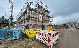 Die Errichtung der ersten Mehrfamilienhäuser ist schon weit fortgeschritten. - © Andreas Zobe