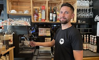 Piotr Hassa sucht einen Nachfolger für sein Café The Sheep. Potenzielle Bewerber sollen wenn möglich bestimmte Kriterien erfüllen. - Janina Pietruschka