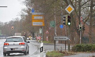 Anwohner befürchten ein Verkehrschaos auf der Verler Straße, falls es bei nur einer Zufahrt zum geplanten Mansergh-Quartier auf dem ehemaligen Kasernengelände bleibt. - Jens Dünhölter