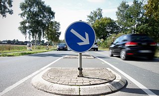 Die Mittelinsel ist an der Ellerbuscher Straße ist zwar als Querungshilfe gedacht. Dennoch haben Radfahrer es hier schwer. - Felix Eisele