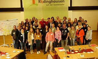 Zahlreiche Fachkräfte aus Schulen, Kitas, der Kinder- und Jugendhilfe, dem Gesundheitswesen und der Gemeindeverwaltung sind beim ersten Netzwerk-Treffen von „kinderstark“ im Haus des Gastes dabei. - Gemeinde Rödinghausen