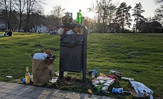 Im Bürgerpark quellen die Abfalleimer über. Am Wochenende kam es dort zu Pöbeleien. - Symbolbild: Julia Lichtnecker