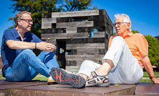 Klaus H. Sindern (r.) vom Amalthea-Theater in Paderborn im Gespräch mit Kulturchef Stefan Brams vor dem Holzhaus der Kunsthalle Bielefeld. - Mike-Dennis Müller