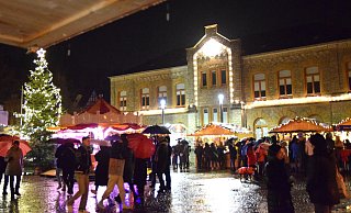 Regenschirme und große, von Lichtern erleuchtete Pfützen bestimmen ab Samstagnachmittag das Bild auf dem Rathausplatz. - Karin Prignitz