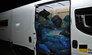 Archivbild: Die Aufnahme aus dem Jahr 2017 zeigt einen ebenfalls mit Altkleidern beladenen Kleintransporter. - Polizei