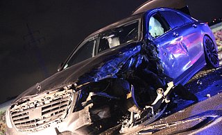 Auf der Bielefelder Straße kam es am Freitagabend zu einem Zusammenstoß zwischen einem Seat und einem Mercedes. - Jan-Henrik Gerdener