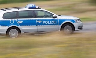 Die Polizei übernahm die Verfolgung, an der sich insgesamt sechs Streifenwagen beteiligten. - picture alliance / dpa