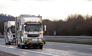 Reinigungsfahrzeuge sind in Richtung Süden auf der gesperrten Autobahn 7 im Einsatz. - Swen Pförtner