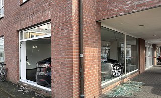Durch eine Fehlbedienung landete der Tesla im Ladenraum des Hauses Bahnhofstraße 12. Es war an dieser Stelle bereits der vierte Vorfall dieser Art. - Heiko Kaiser
