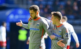 SCP-Spieler Florent Muslija (r.) herzt seinen Teamkollegen Dennis Srbeny, der schon nach 45 Sekunden zum 0:1 getroffen hat. - Imago Images