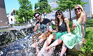 Eric, Lisa und Carolina gönnen sich im vergangenen Sommer eine Abkühlung im Park der Menschenrechte. - Archiv: Barbara Franke