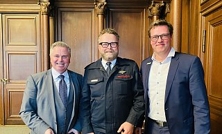 Bürgermeister Tim Kähler (l.) und Kämmerer Jochen Strieckmann (r.) freuten sich mit Axel Freitag über dessen Wiederwahl. - Susanne Körner/Stadt Herford