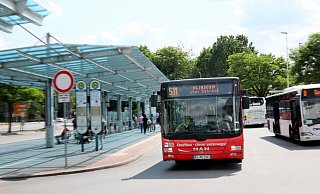 Ber der angestrebten kleinen Lösung für den Umbau des Busbahnhofs könnten die Dachkonstruktionen und die Bäume erhalten werden. - Frank-Michael Kiel-Steinkamp
