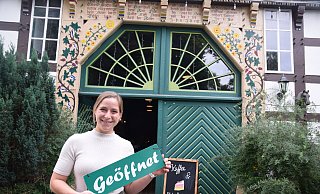 Die neue Betreiberin Kaja Krone bietet im Hagen-Hof-Café selbst gebackene Kuchen und Torten an. - Mareike Patock