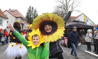 Fröhliche Sonnenblumen grüßten das Willebadessener Narrenvolk. - Burkhard Battran
