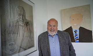 Der dreifache Meier: Rüdiger Meier befindet sich aktuell allerdings schon in seiner vierten Amtszeit. Rechts ein Bild, das Kinder für ihn gemalt haben, links ein Porträt, dass der ukrainische Kunst-Professor Mykola Sopilniak gezeichnet hat. - Gerald Dunkel