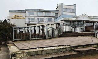 Das ehemalige Hotel Kaiserbrunnen in Brakel steht seit vielen Jahren leer. - Simone Flörke