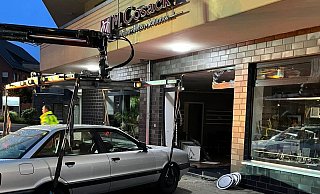 Mit einem gestohlenen Auto haben die Täter das Schaufenster des Geschäfts durchbrochen. Foto: Martin Cosack - Cosack