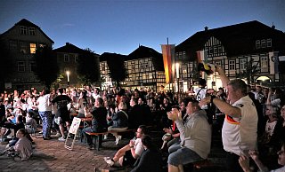 Der Jubel nach dem Ausgleich beim Rudelgucken gegen die Schweiz auf dem Neustadt-Marktplatz in Warburg. - Simone Flörke
