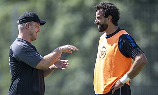 Paderborns Sturm-Routinier Adriano Grimaldi (r.) bekam von Trainer Lukas Kwasniok den ein oder anderen liebevoll gemeinten Spruch reingedrückt. - picture alliance/dpa