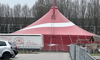 Die Verletzten sollen zu dem "Circus Lollipop" gehören, der sein rotes Zelt für ein Projekt an der Grundschule in Rheda-Wiedenbrück im Kreis Gütersloh aufgebaut hat. - Wolfgang Wotke