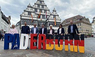 Fabienne Leibold (Deutsch-Französische Gesellschaft), Stadtsprecher Jens Reinhardt, Bürgermeister Michael Dreier, SCP-Geschäftsführer Martin Hornberger, Birgit Kelliger (DFG-Präsidentin), Neele Rickers (SCP-Marketingleiterin) und René Möller (Padersprinter) freuen sich darauf, zur Euro 2024 viele Gäste aus Frankreich in Paderborn begrüßen zu können. - Marc Schröder