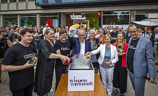 Schon die Eröffnung ein Experiment: (von links) Kirill Wulfert (WWS), Architektin Friederike Kriete, Giovanni Fusarelli (WWS), OB Pit Clausen, Ingeborg Schramm-Wölk (HSBI), Angelika Epple (Uni), Gesa Fischer (WWS) und Martin Knabenreich (Bielefeld Mareketing). - Sarah Jonek
