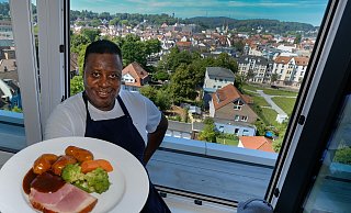 Mittag mit Ausblick: Gabriel Bright kocht täglich frisch, neben deftigen Spezialitäten aber auch vegetarische Gerichte. Und das zu äußerst fairen Tarifen. - Andreas Zobe