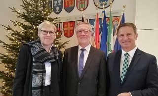 Grundschuldezernentin der Bezirksregierung Iris Hohberg, und Landrat Michael Stickeln verabschieden den Schulrat Hubert Gockeln (Mitte). - Burkhard Battran