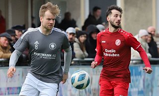 Laufduell: Kirchlengerns Kadir Yildirim (r.) und Tengerns Felix Waltke gehen mit Tempo zum Ball. Yildirim musste im zweiten Durchgang sein Trikot wechseln, wenig später traf er zum zwischenzeitlichen 2:0. Am Ende hieß es 3:1 für RWK. - Niklas Gessat