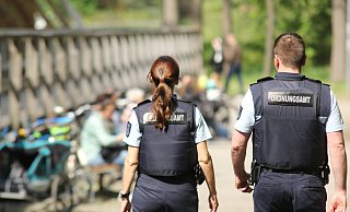 Familienausflug statt Saufgelage: Eine Streife des Ordnungsamts spaziert an Himmelfahrt entlang des Gradierwerks durch den Siel in Bad Oeynhausen. - Ulf Hanke