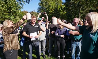 Bei strahlendem Sonnenschein waren Spiel und Spaß im Arminiuspark angesagt. Das Bierkrug-Stemmen - wie hier zu sehen - stellte die Teilnehmer vor einige Herausforderungen. - Klaus Karenfeld