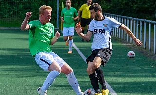 Clemens Bachmann (r.) traf für Dornberg in Oerlinghausen zum zwischenzeitlichen 1:1. - Andreas Zobe