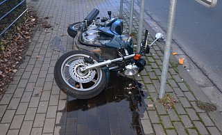 Eine Frau stürzt mit ihrem Motorrad an der Kreuzung Bergertorstraße/Berliner Straße und verletzt sich schwer. - Polizei Herford