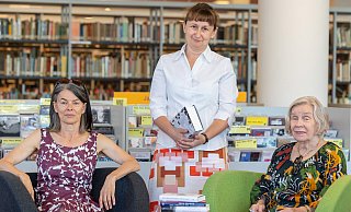 Sie freuen sich auf die 28. Literaturtage Bielefeld: Organisatorin Angelika Teller, Iulia Capros als Leiterin der Stadtbibliothek und Jutta Berges vom Förderverein Stadtbibliothek. - Oliver Krato