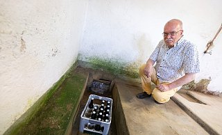 Tagein, tagaus rauscht das Wasser der Pader durch Wilhelm Krüggelers Keller - ein perfekter Ort zum Bier-Kühlen. - Niklas Tüns