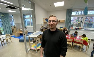 Der Anbau für die neue fünfte Gruppe der Kita Dehme ist fertig und bereits bezogen. Artur Atschkassow freut sich besonders über die gläserne Verbindung zwischen den einzelnen Räumen - so haben die Erzieher auch immer einen Blick ins Spielzimmer. - Nicole Sielermann