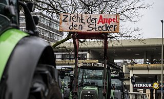 "Zieht der Ampel den Stecker": Der Unmut der Landwirtinnen und Landwirte auch im Kreis Paderborn richtet sich gegen die Politik der Ampel-Regierung. - Symbolbild/dpa