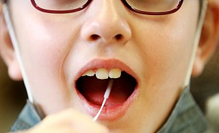 Gilt der Sitznachbar ums Eck als direkte Kontaktperson und muss in Quarantäne? Der Mitarbeiter im Gesundheitsamt weiß es nicht. - Roland Weihrauch